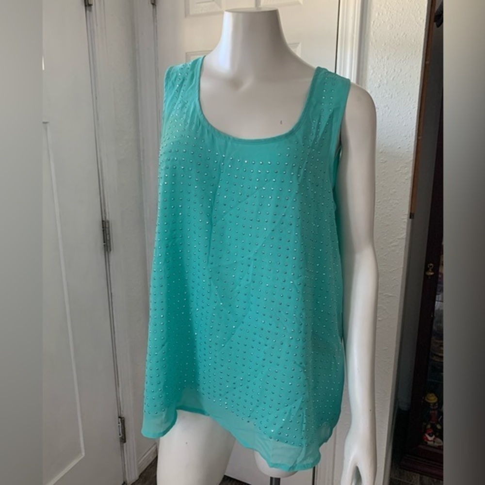 Metaphor stud Tank